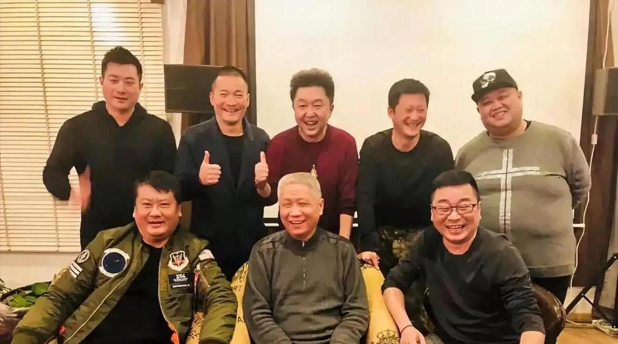 这张8人合照，我一眼就认出了发型蓬松、喜容绽放的于谦，戴着帽子、身躯肥阔的孙越，
