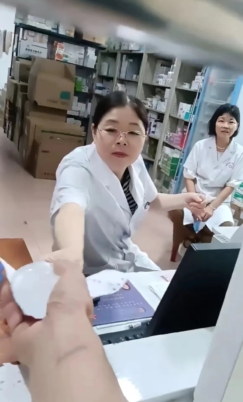 “谁遇到都会愤怒！”河南桐柏，医院药房工作人员将盐水错拿成糖水，病人家属前去更换