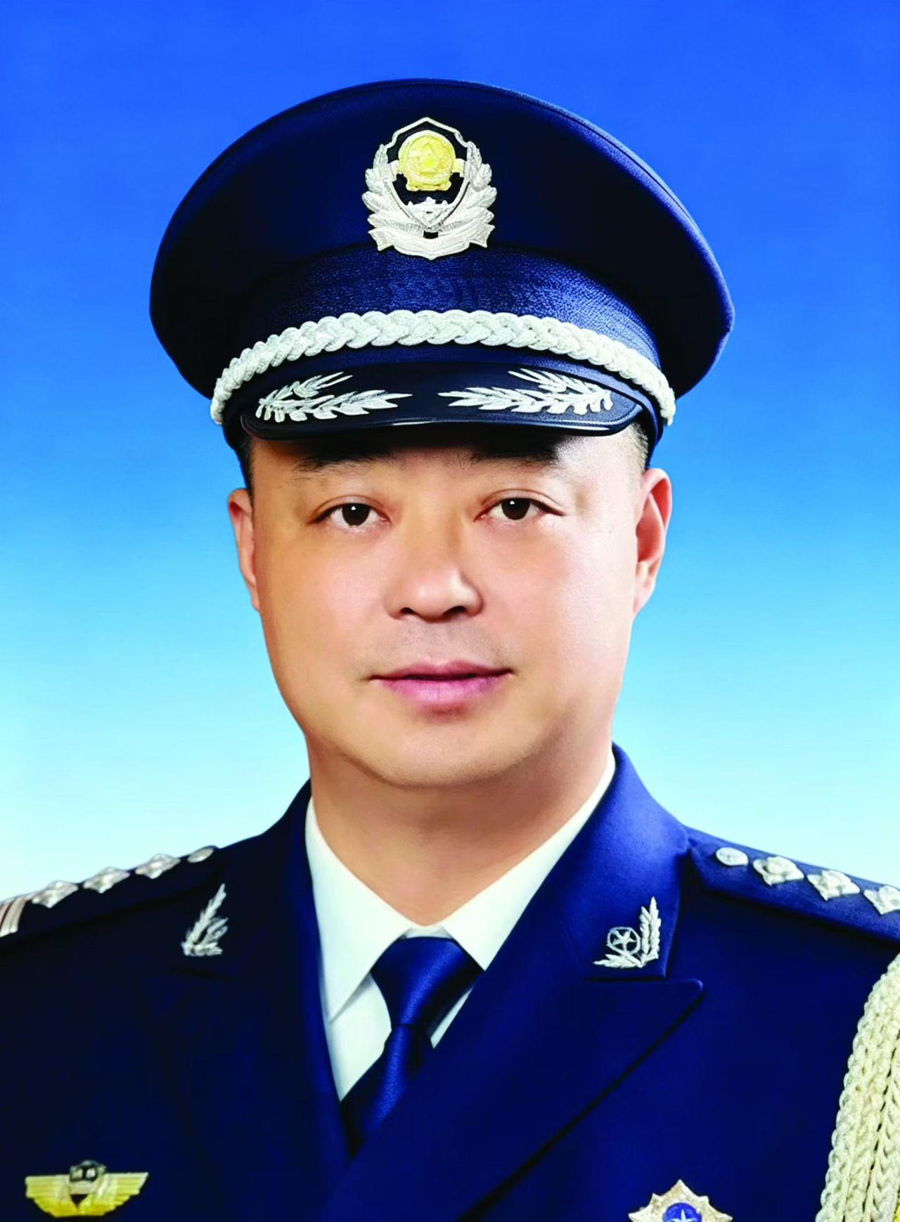 在新疆旅游期间，突然接到战友来电通知，说战友周晓伟因病今日去世，不胜悲戚满是酸楚