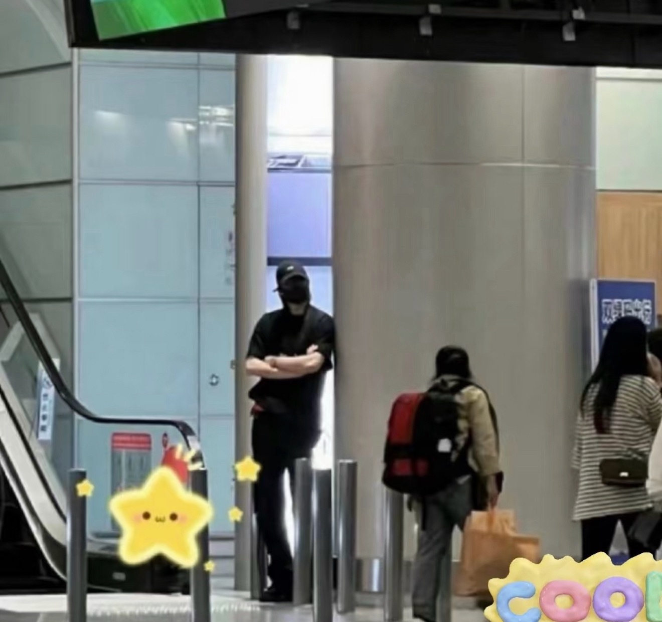 刘宇宁像巨人一样就出来了我就放两张图你们感受一下，刘宇宁仿佛误入小儿国