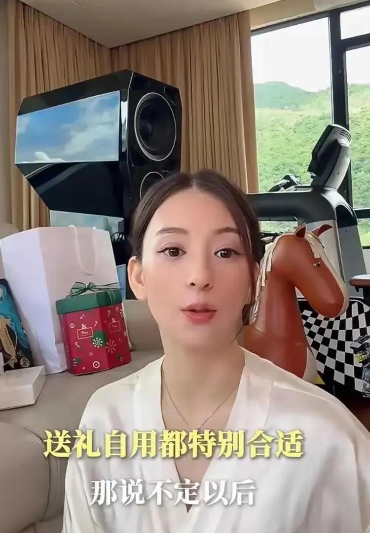 方媛清晨享用精致鲍鱼早餐，孕期幸福增重，身形丰润，挺着圆润孕肚优雅现身私人包厢，
