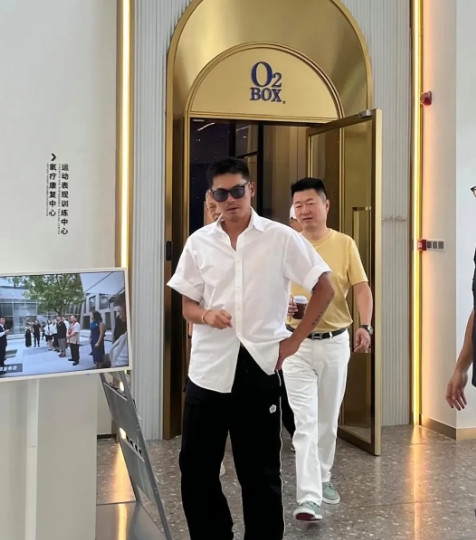 哇塞，真人长得也太帅气了吧，好有男人味。[玫瑰][玫瑰][玫瑰][玫瑰]