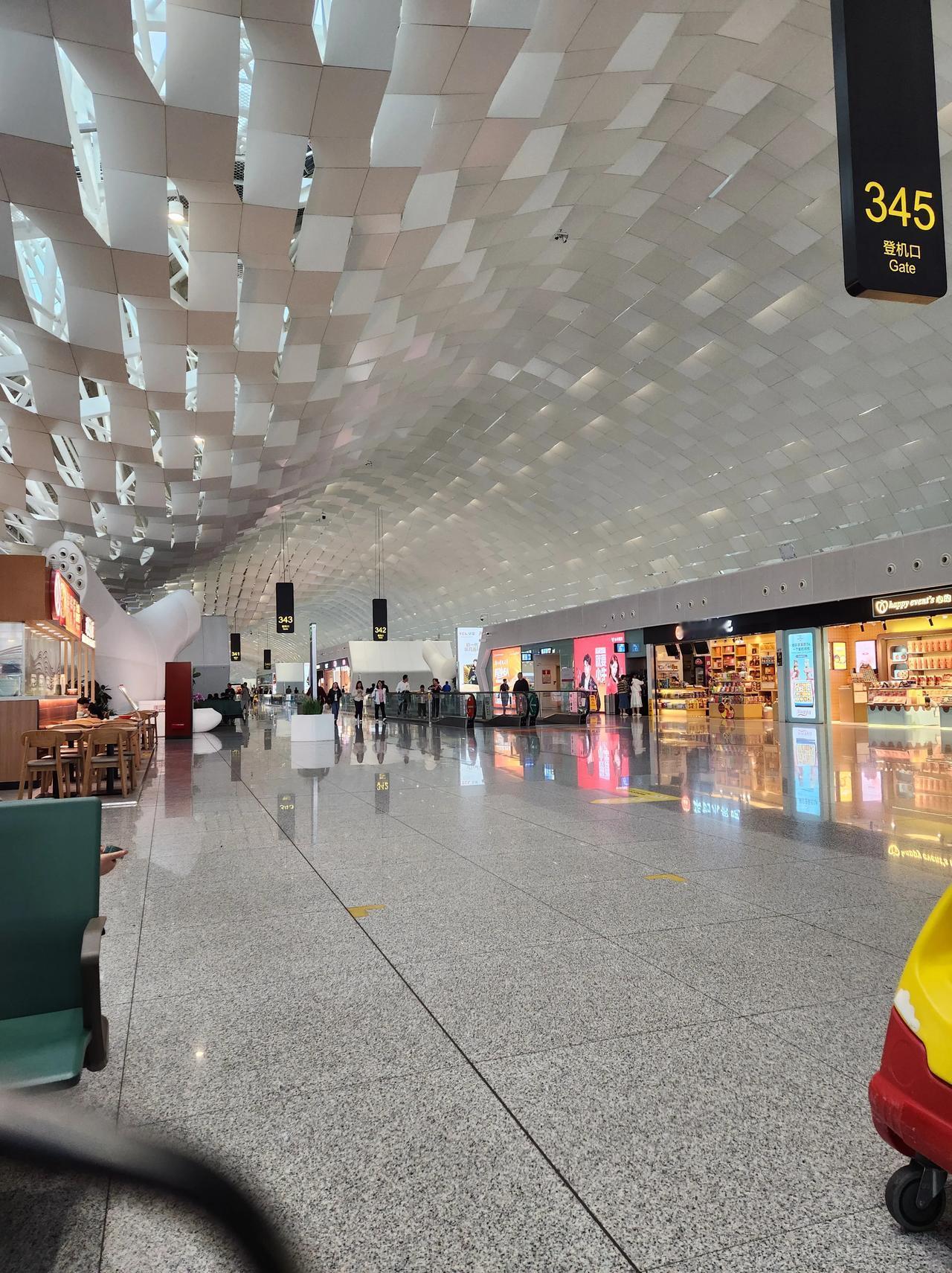 深圳宝安机场转机，里面有麦当劳肯德基，但都是一些奇怪的食物，像什么帕尼尼，也没有