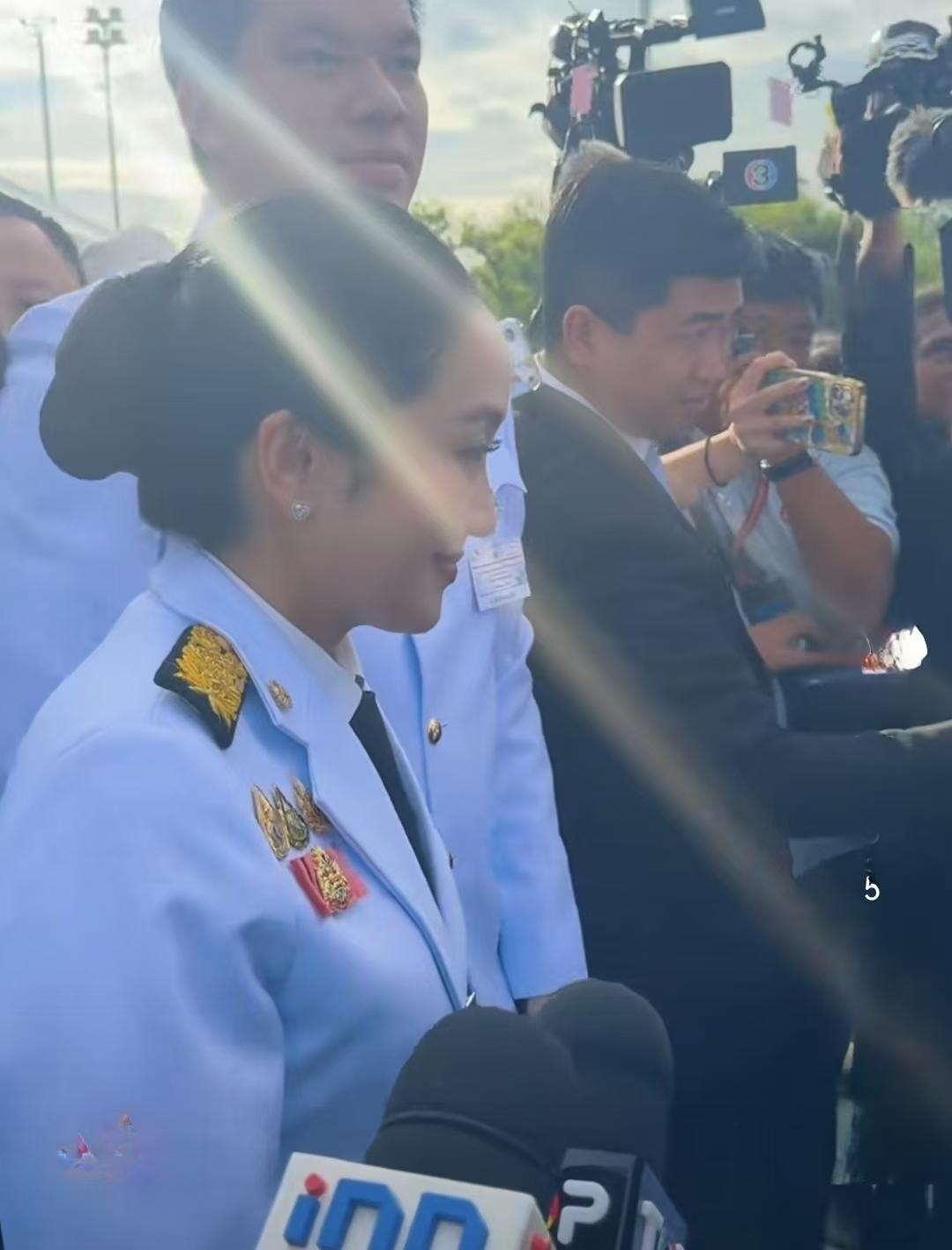 泰国佩通坦的随行记者真是厉害，一道暖光照到佩通坦脸上，这照片直接把佩通坦拍成了胜