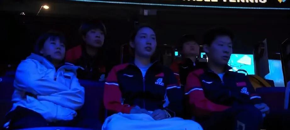 王曼昱的队友们真给力！陈幸同、钱天一，王艺迪、小闫、徐弈等队友一直在观众席为鳗鱼