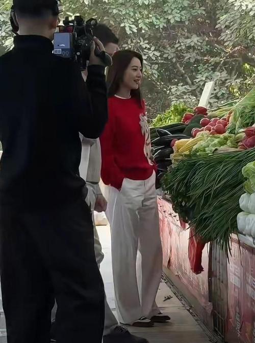 “高圆圆替身”乌龙反转了！网友拍到女神同款穿搭女生在拍摄现场，瞬间炸锅：难道是替