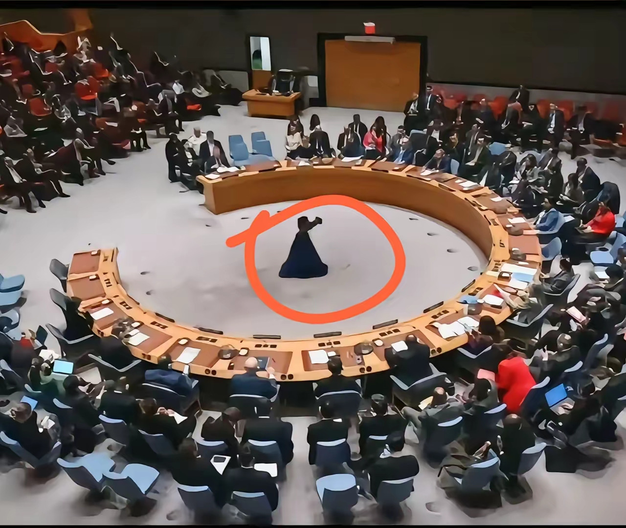 美国代表在联合国会议上说过一句“不允许任何国家拥有主导权”​这样的话，换来的只有一片死寂！五分钟后，