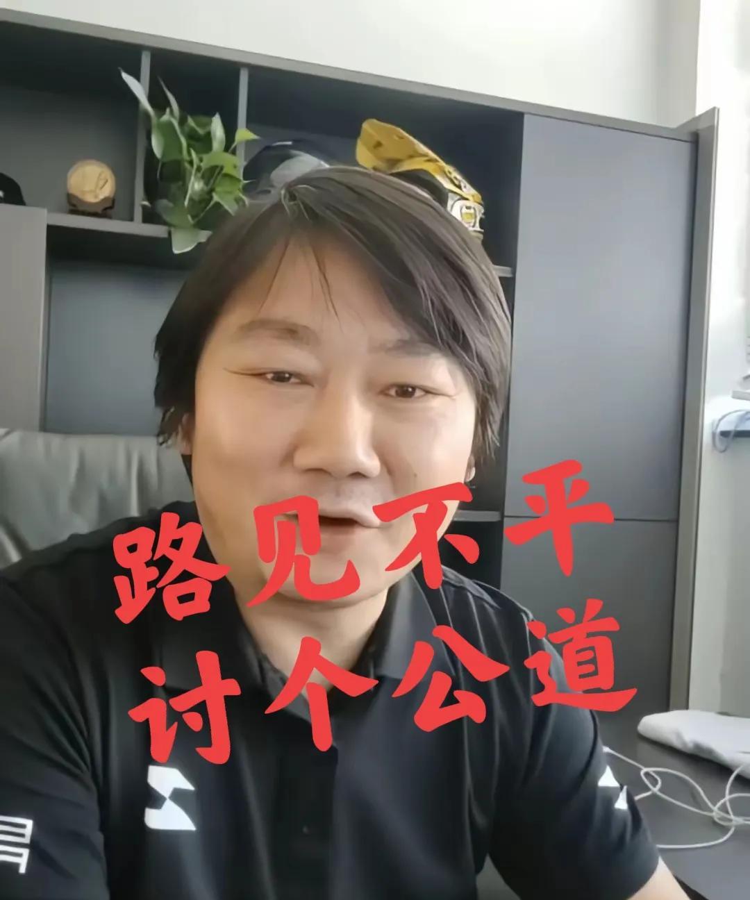 嚣张男这次是真踢到铁板了本来道个歉就能了事，非要嘴硬现在连摩托车老板都没打算