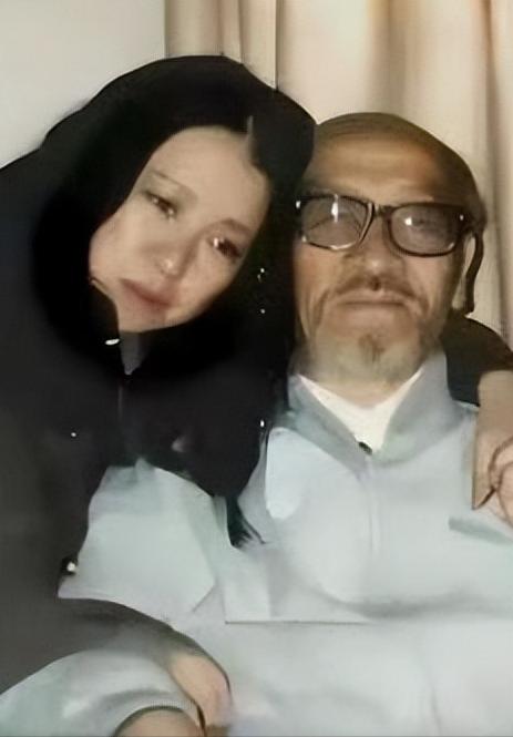 1990年，作家三毛跑到新疆和76岁的王洛宾同居。然而，王洛宾竟然说：“可以同居