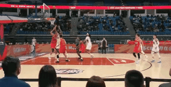 广东队的内线就是这么奇怪。曾繁日走了，他又行了。徐昕走了，他又行了。广东队