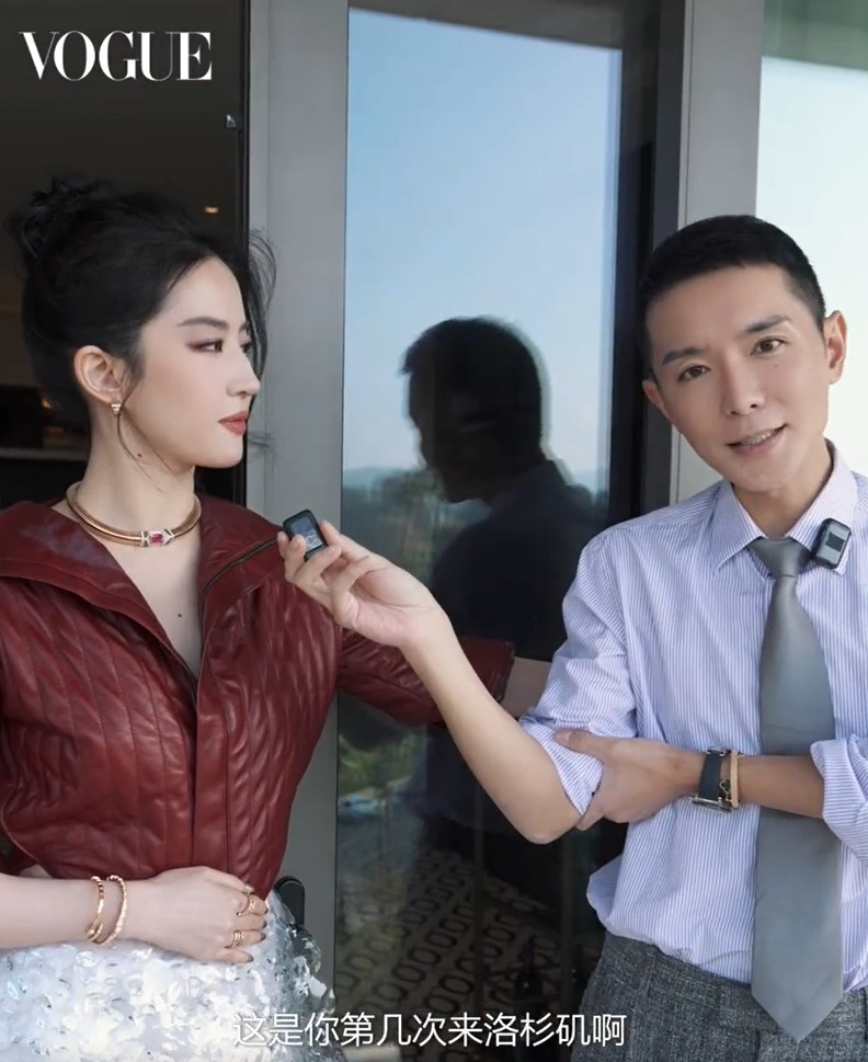 硬生生把LV这套衣服看顺眼了低调特别俏皮没有束缚​​​