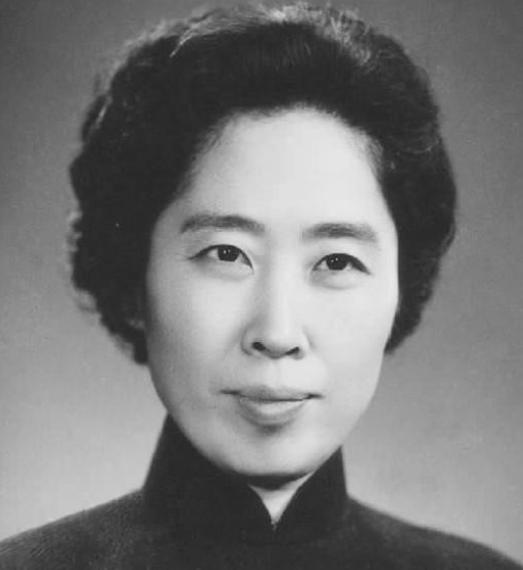 1979年，王光美迈出监狱大门，迎接自由的那一刻，她万万没想到，第一个来探望的人