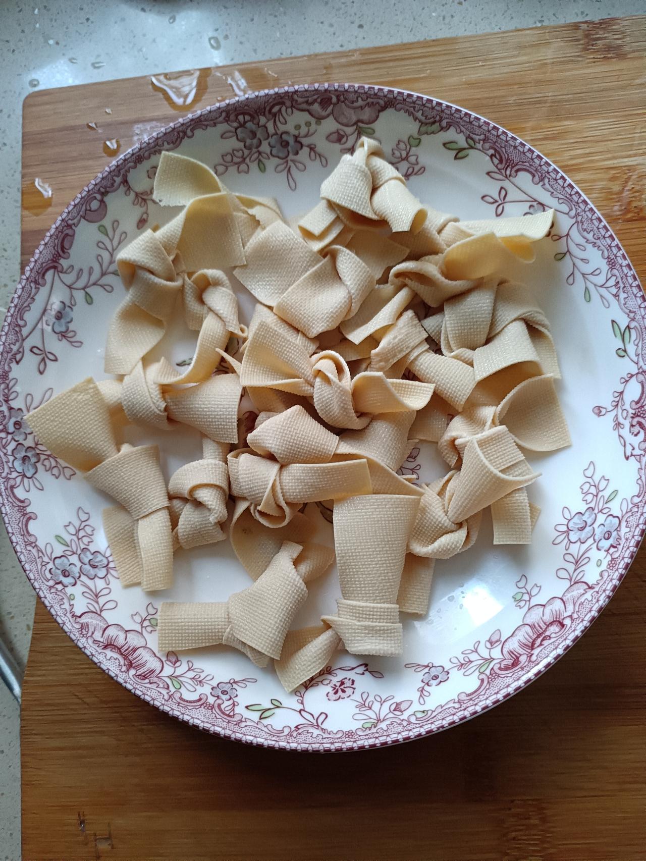 午餐菜品：苏式酱鸭（现买）卤豆腐干（现买）凉拌莴苣丝砂锅煲（骨头冬