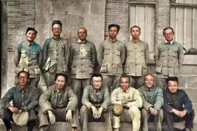 一张让人拜服的照片，他们看起来像一群“泥腿子”，但正是他们让中国换了人间。说