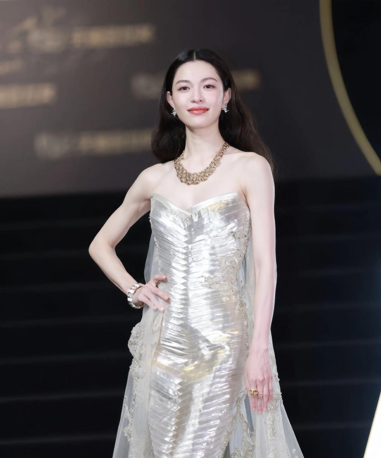 钟楚曦天猫金妆奖红毯造型：银裙妆容，绽放夺目光芒