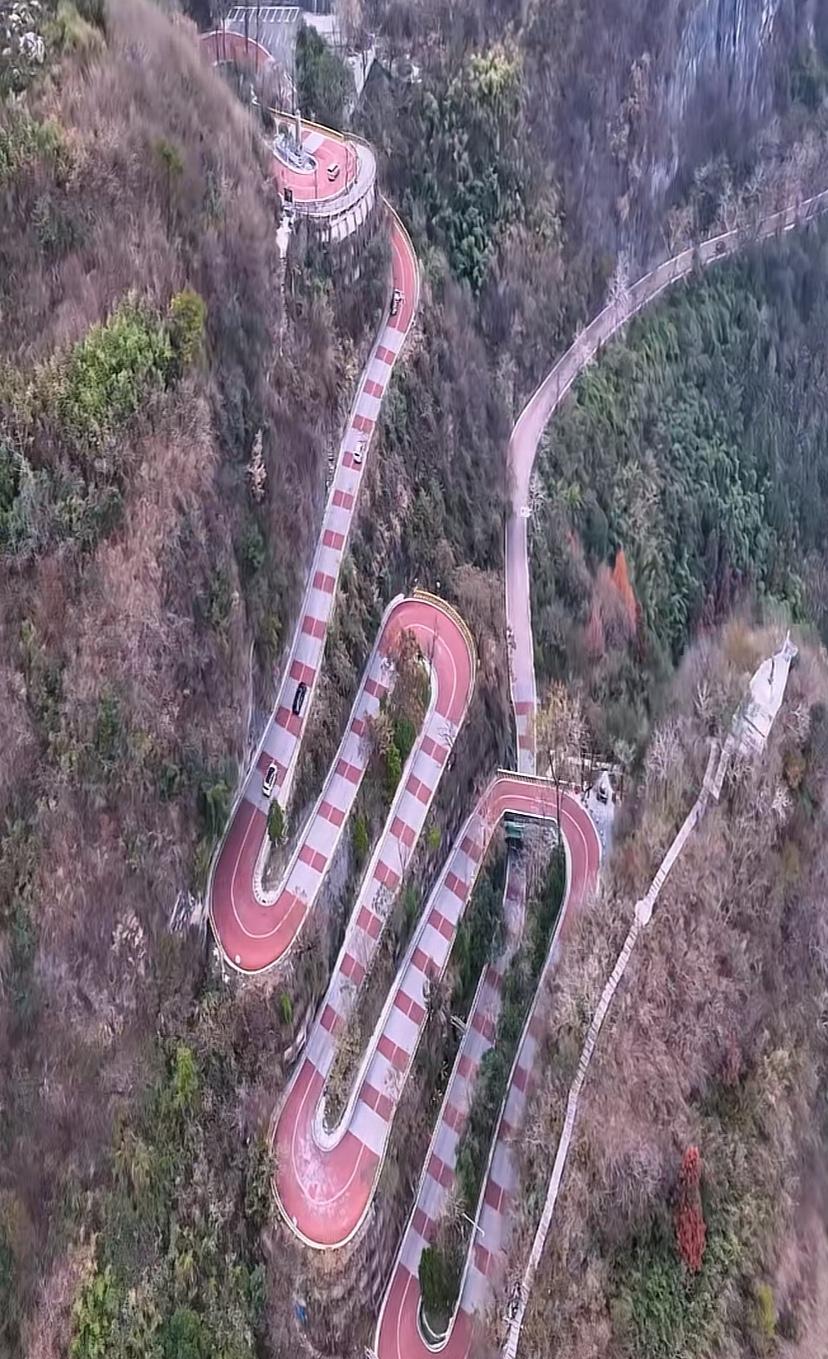 自驾途中发现的奇景，这公路真是逆天了，从山脚到山顶，不知道新手敢不敢上路，有谁知
