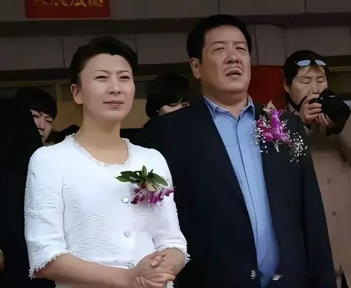 闫学晶真的是人生人家，事业红红火火，而且越嫁越好。靠着第一任丈夫事业起步，有了