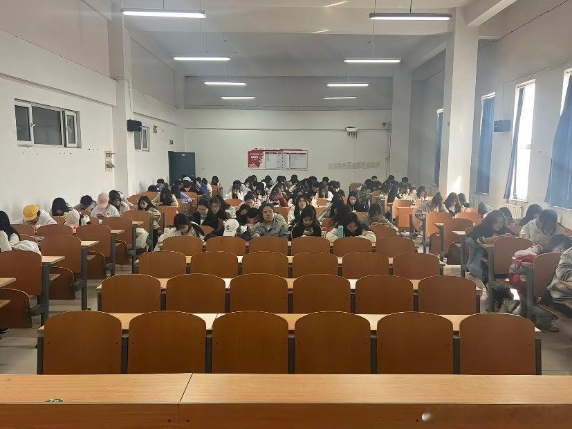 大学生上课坐座位现状[捂脸哭]​​​