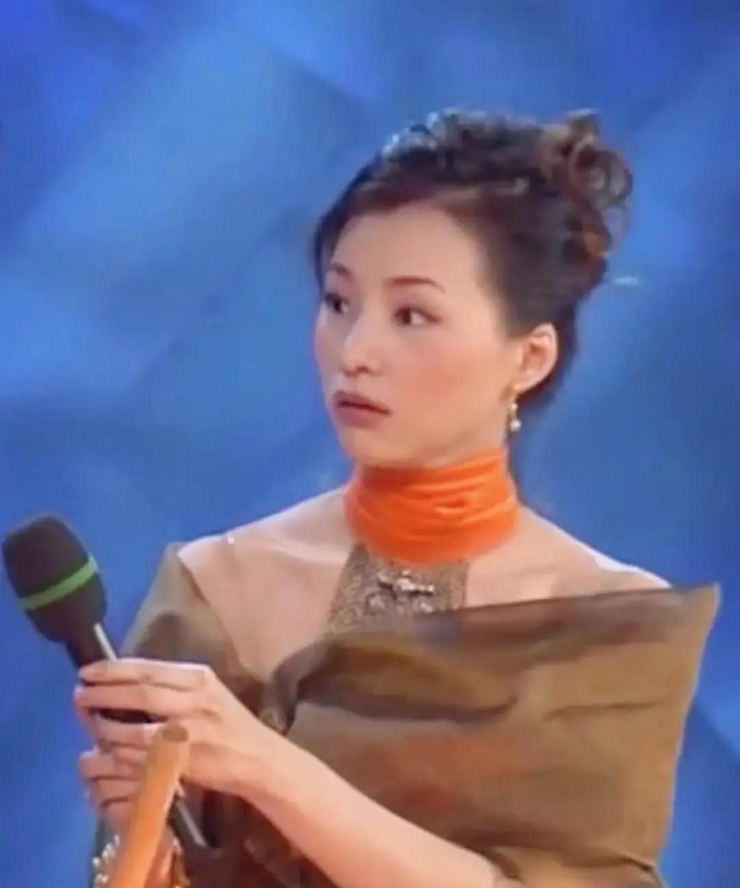 真正的高手，都擅长“消失”。你看董卿，十几年发型几乎不变。黑发一丝不苟地盘