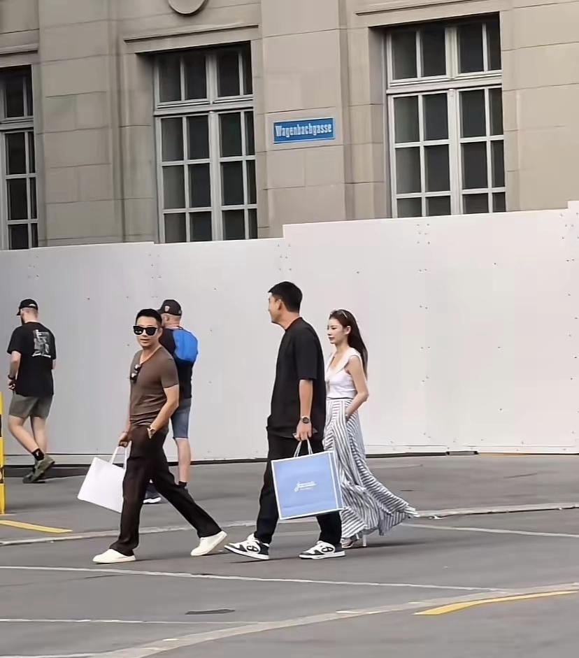 近日汪小菲跟马筱梅去法国，有的网友把他们的行程说的很高大上！说他们是去进修，也