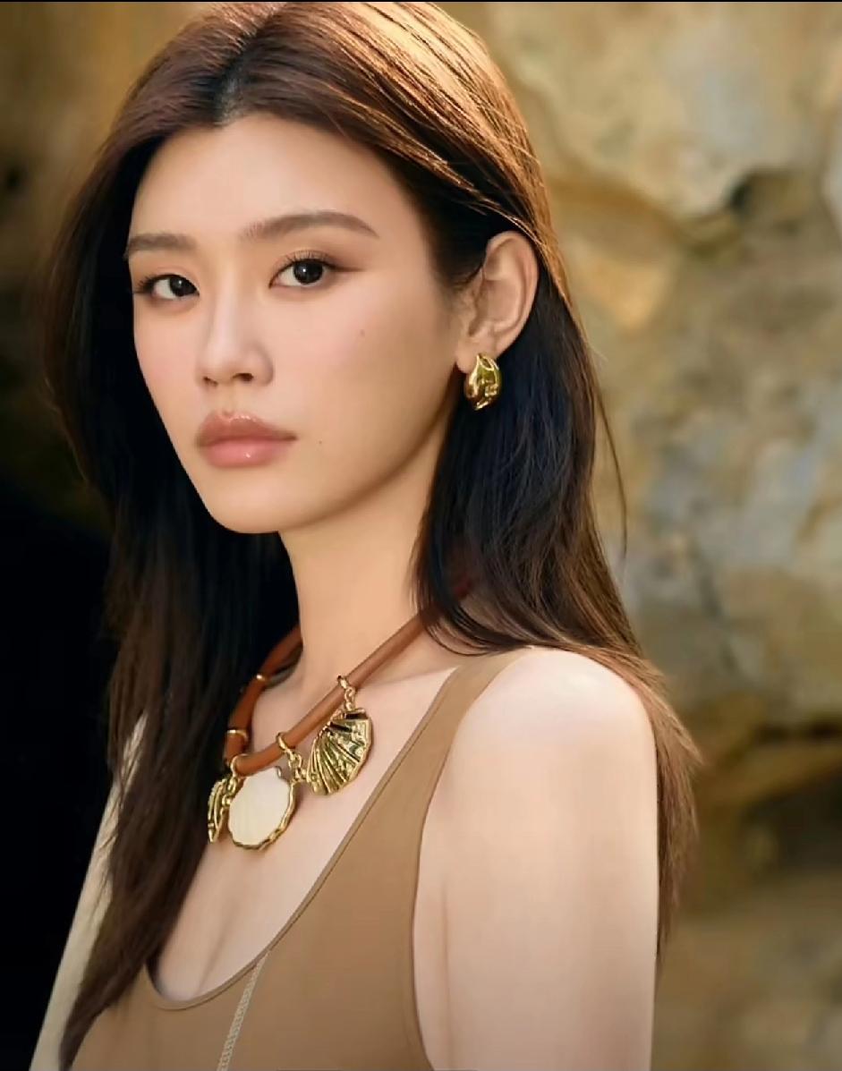 奚梦瑶的人生远不止T台，她的优秀远超想象。外界常误以为模特圈多“半路辍学”，