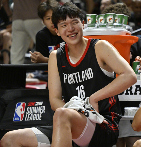 去年，杨瀚森身披中国男篮球衣登上NBA夏季联赛的舞台，彼时青涩的杨瀚森在三场比赛