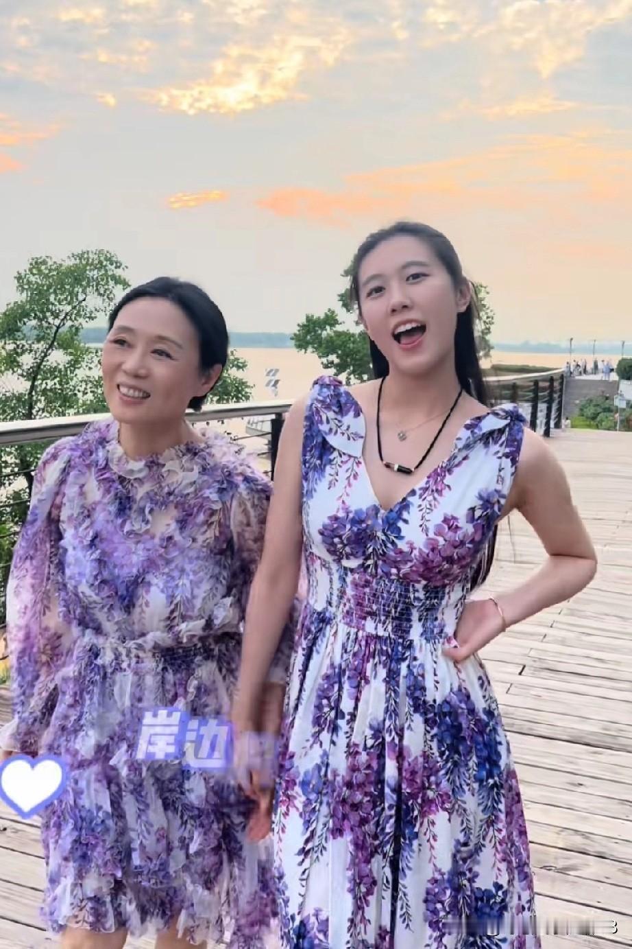 64岁的黄梅戏演员吴琼老了依旧优雅大气，本人很温和，性格好，低调内敛。旁边跟着她
