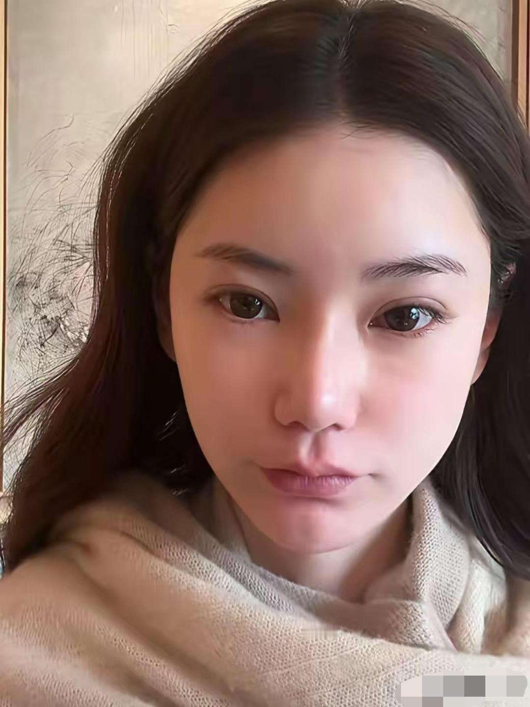 筱梅主动和兰姐和好？筱梅开播透露，过一段时间就会搬到别墅去住。以前兰姐一人住别