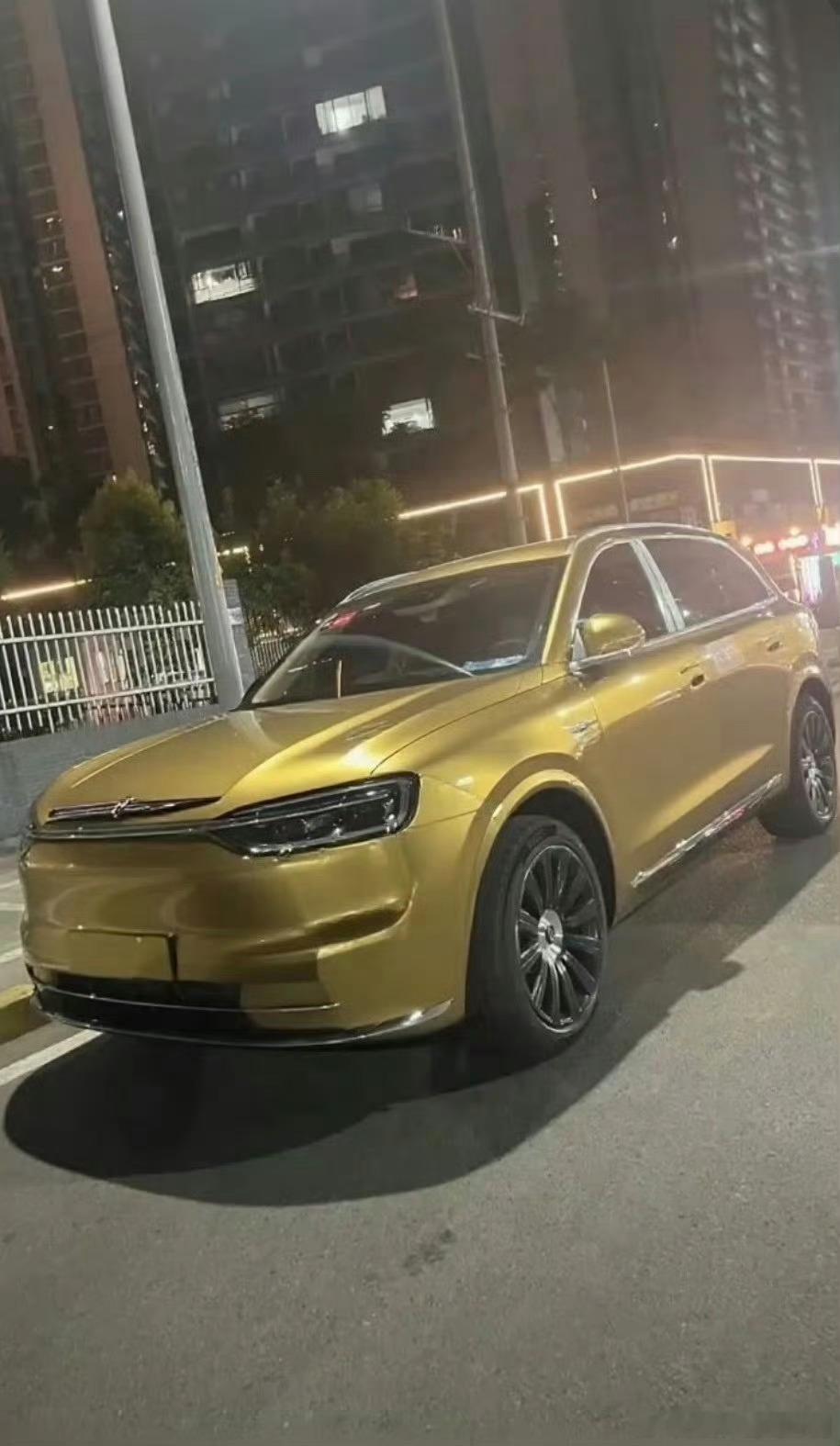 前两张问界M7金色的谍照估计是网友p的后两张黑色的才是原图不过话说回来，你