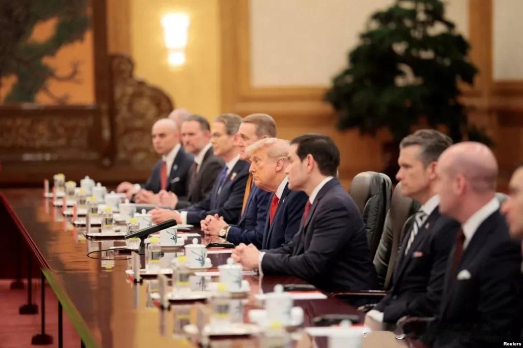 特朗普说不想跑9500英里为台湾打仗。你真以为这是他一时口误？大错特错！这句话把