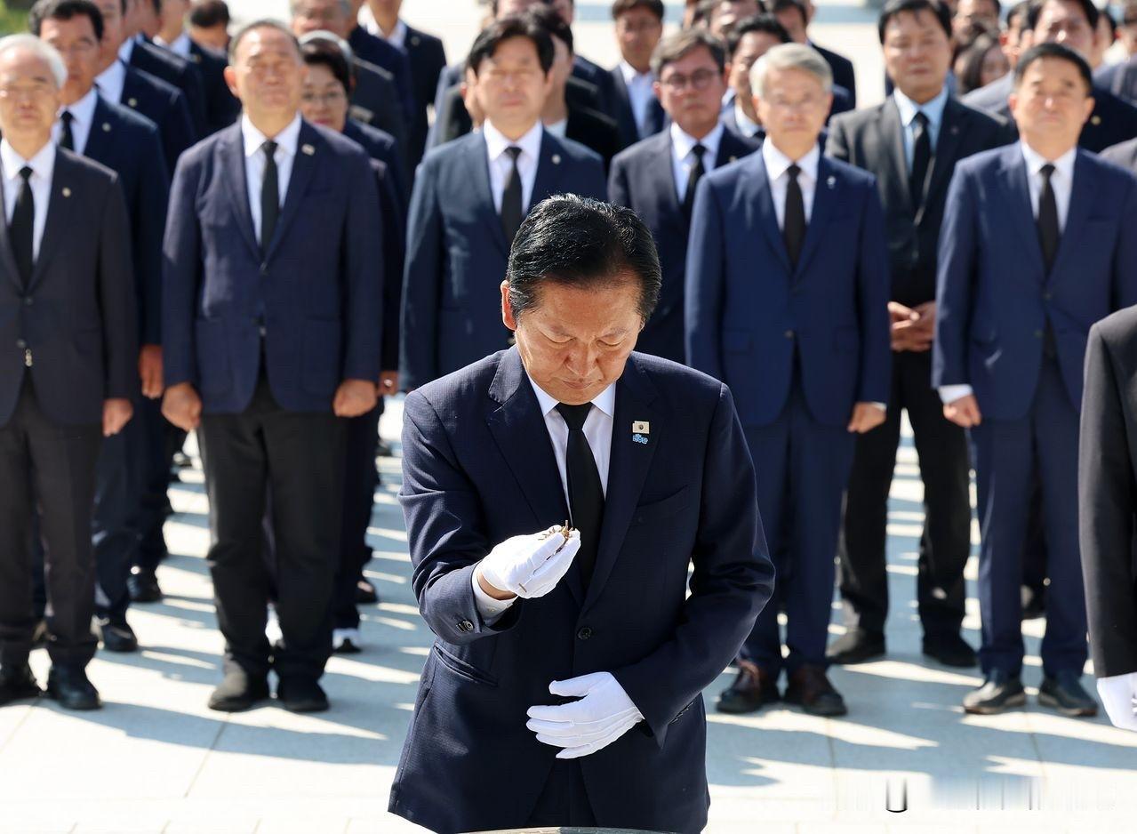 12日，韩国共同民主党党首郑清来顶住党内压力，全力推进连任布局。受地方选举