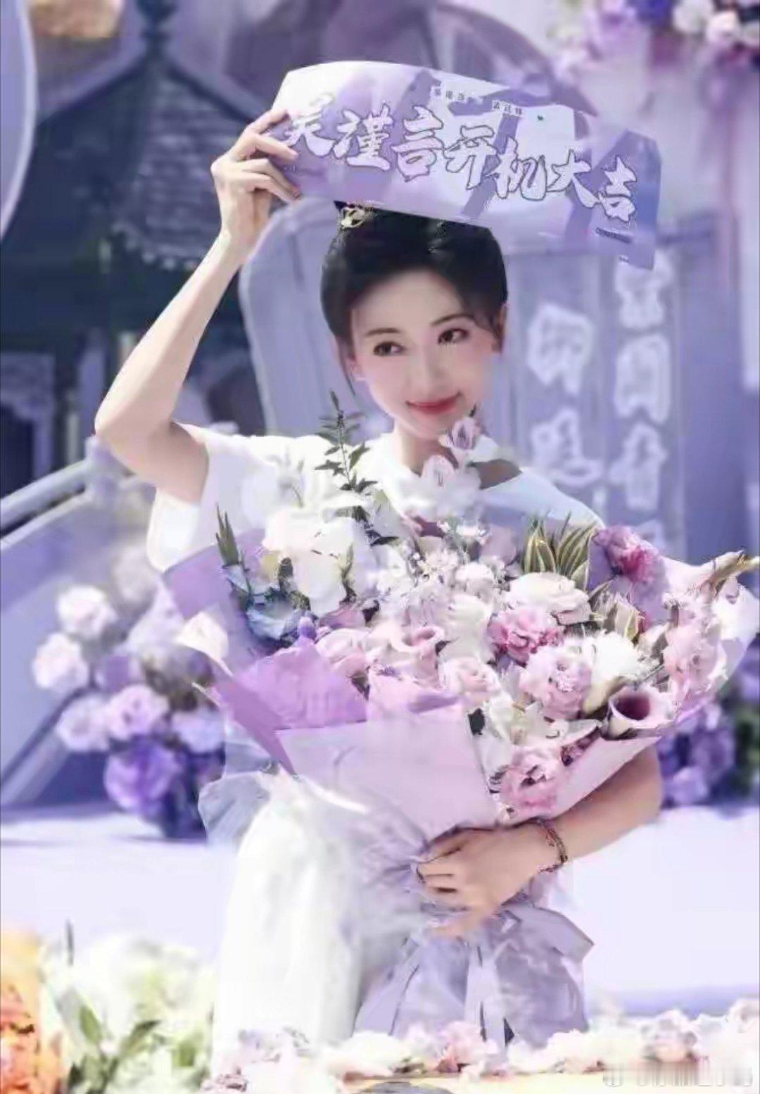 吴谨言亮相新剧开机仪式，美得像个精致的瓷娃娃哪里像是生过娃的​​​