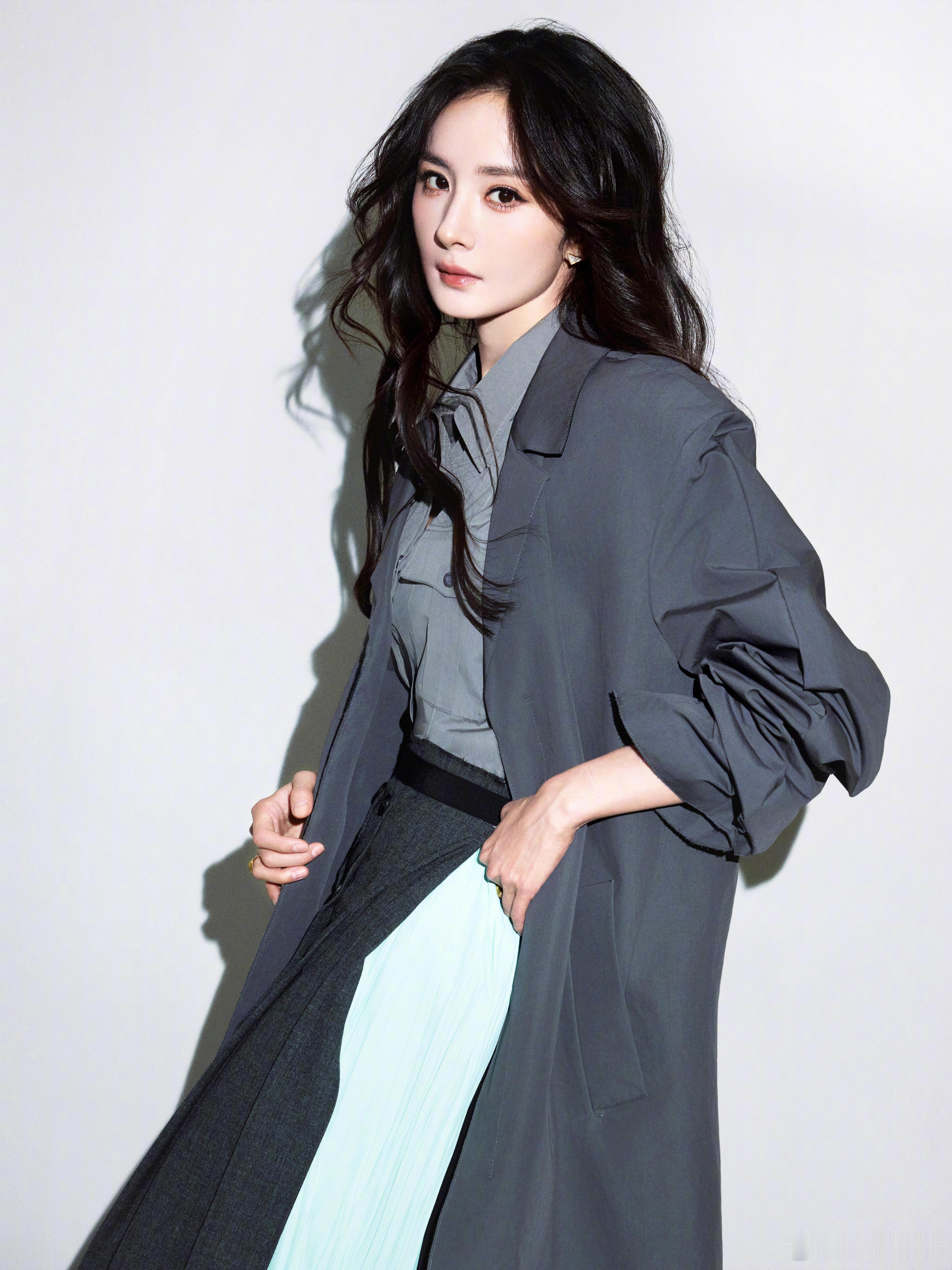 杨幂穿Prada的女王一眼沦陷！这组真的很有都市剧的时尚感和高级感～