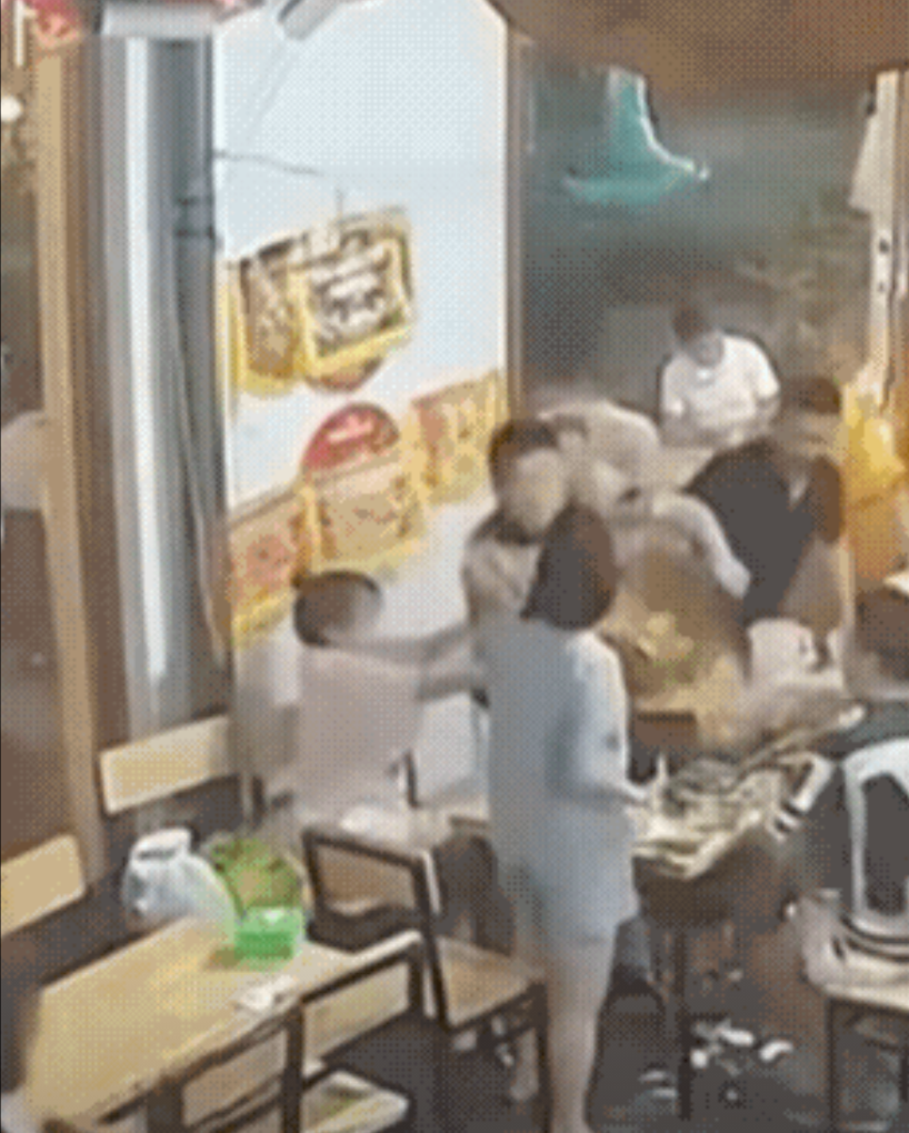 冲动就是魔鬼!女子吃火锅和同桌男子发生争执后，泼了其一杯水后，被旁边男子泼了一身