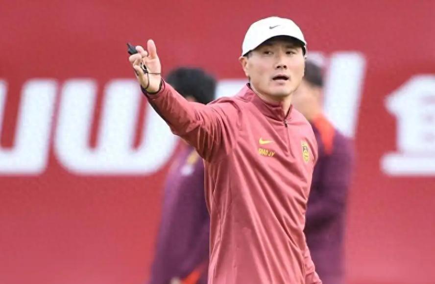 女足刚在亚洲杯半决赛折戟，大伙儿的目光瞬间被扯回男足身上。本月底，邵佳一将首度挂