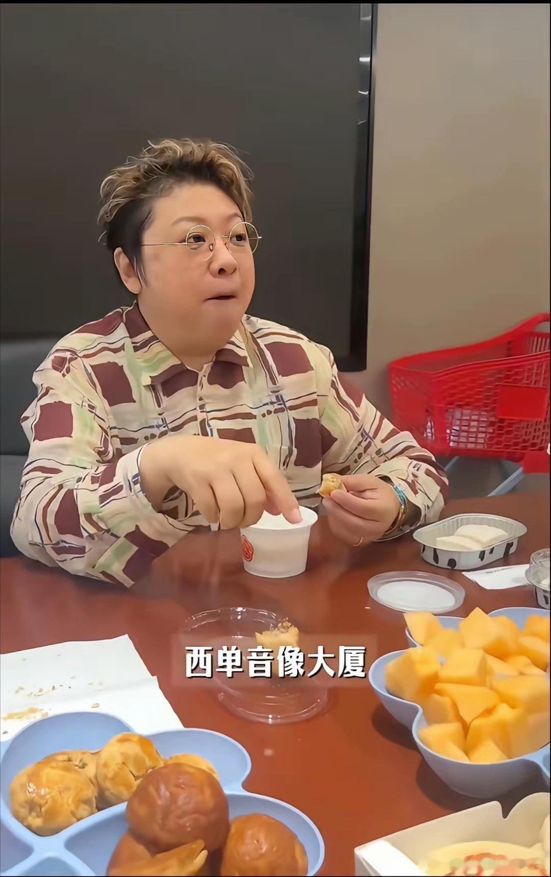 韩红说，平时忙起来都顾不上吃饭。提醒韩老师，多注意身体，饿瘦了就不好了。而且吃的