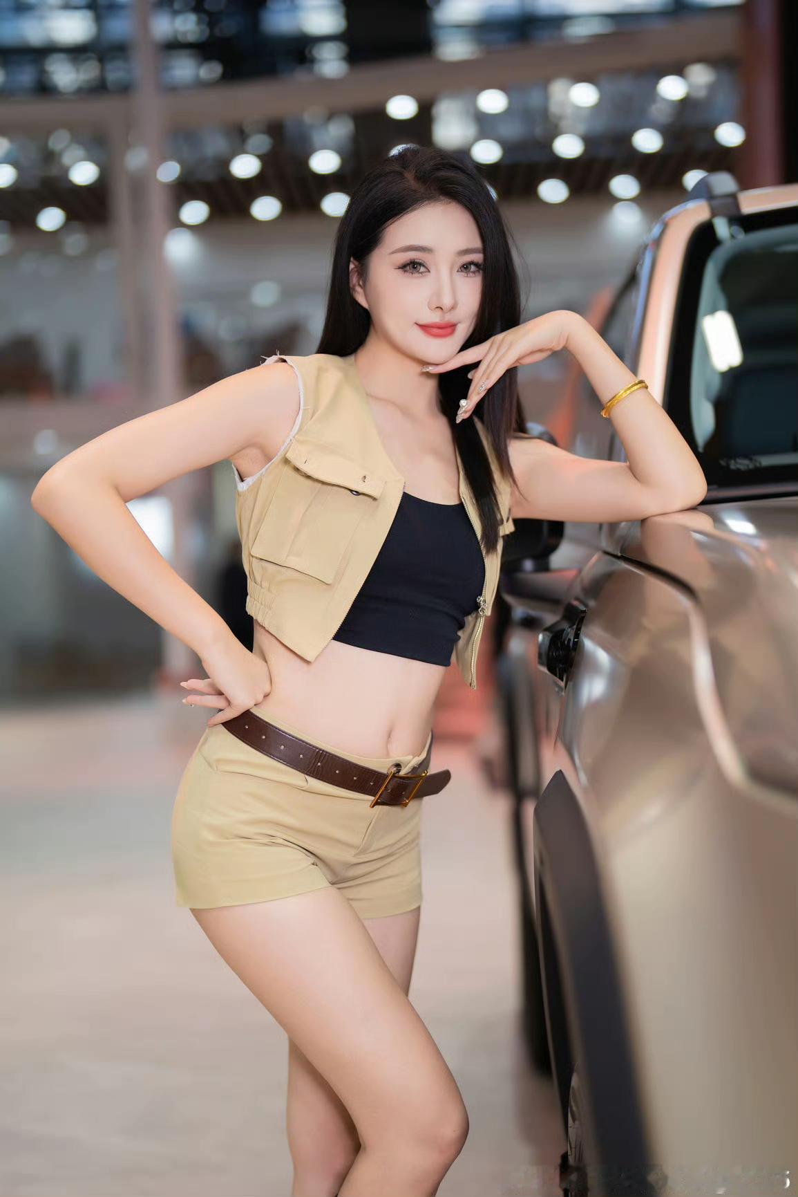 优雅与性感，你会怎么选美女车模穿搭写真