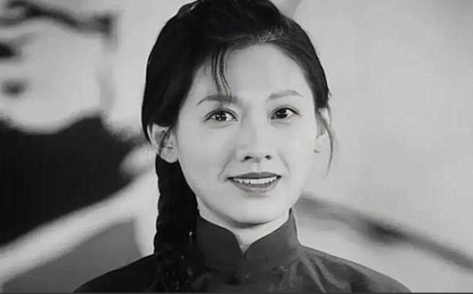 1978年，女知青李亚茹返城前夜，她颤抖地解开衣扣，对丈夫说：“今晚，我们做最
