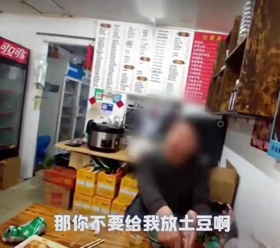 “荒唐至极”上海一男子，因为大盘鸡里放了土豆，居然报警说是欺诈！民警到场耐心调解