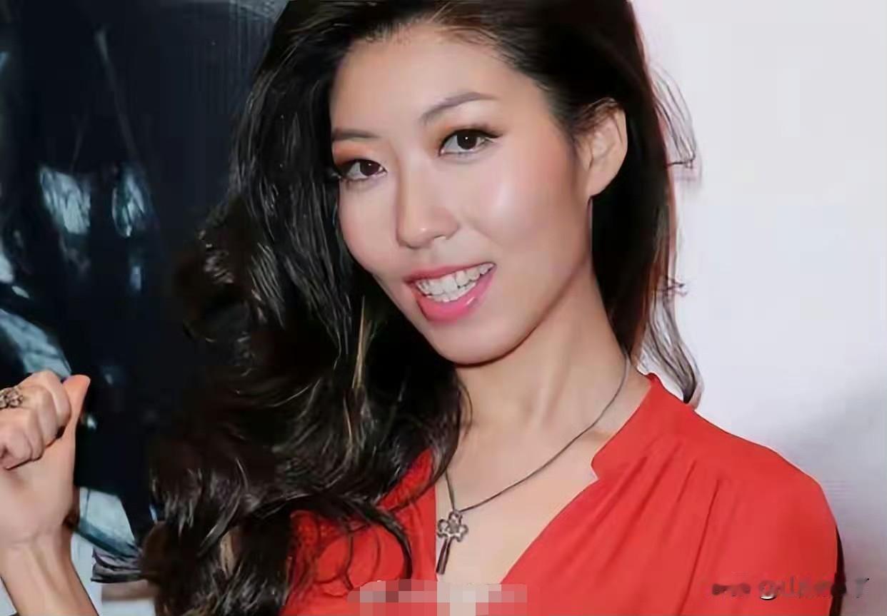 没想到这年头还有替曲婉婷洗白的，近日，曲婉婷在接受加拿大华人媒体采访时自曝已确诊