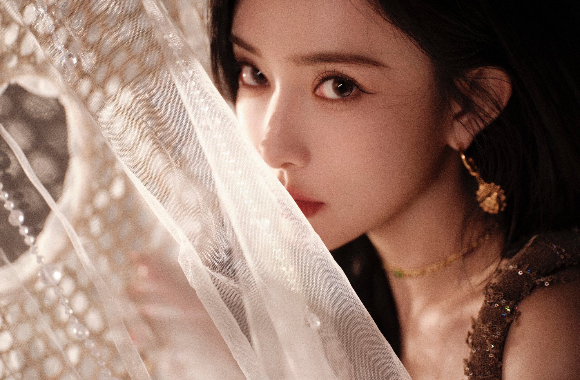 孟子义真的很精致，身着草灰色吊带裙，又柔又美。孟子义