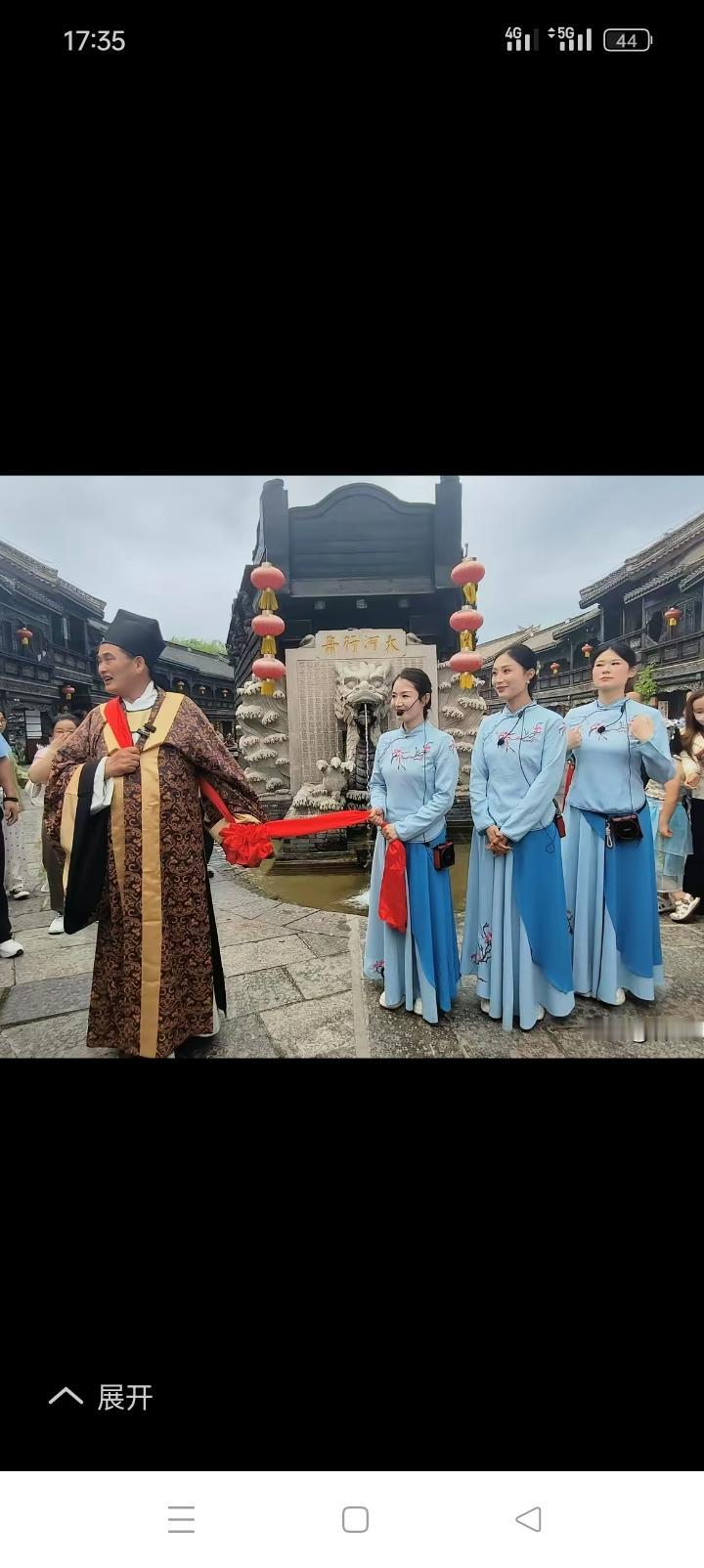 朱之文翻车了？朱之文穿元外服在台儿庄古城唱红歌，被推上热搜，我认为这不是朱之文的