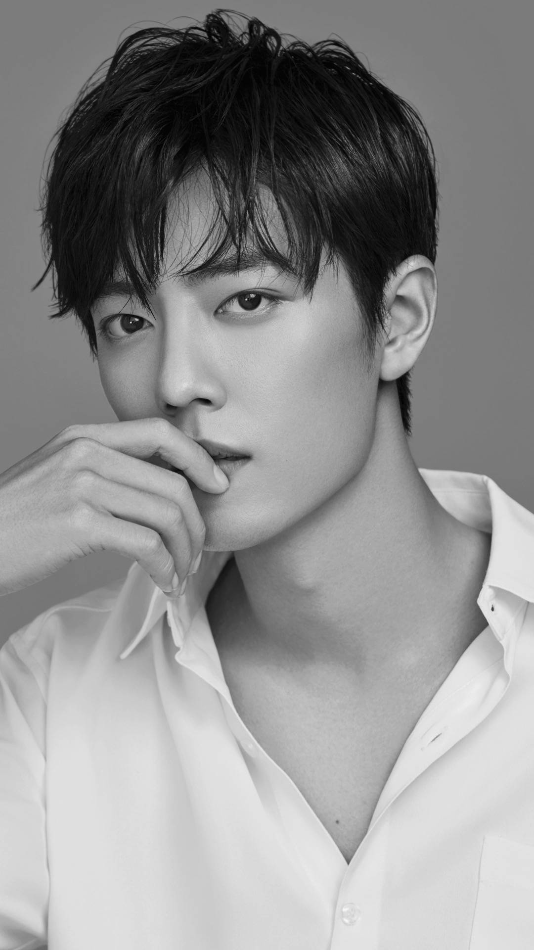 翻到一张肖战老图，胸口的痣​​​