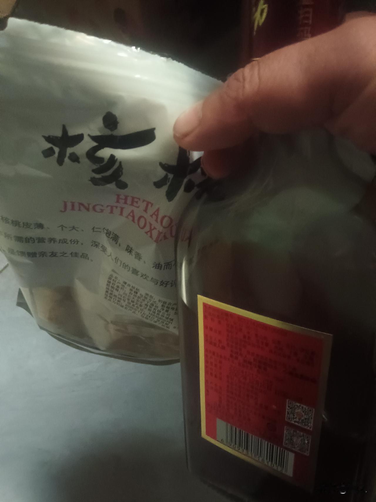 湘起永州队表现很棒，让我花费目前4000元多点，在永州体育中心门口买的永冲锋衣服