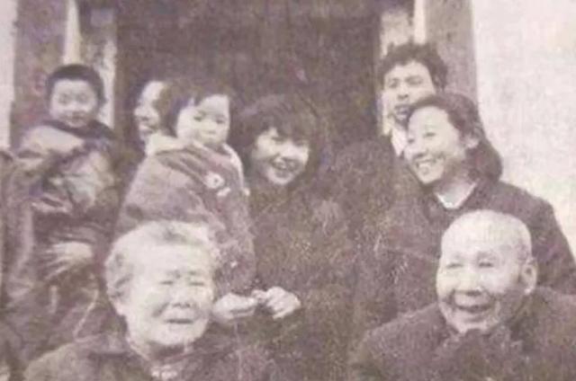 1987年，蒋红英在店里买菜，无意说起自己曾经是红军。店小妹也很健谈，聊起老红军