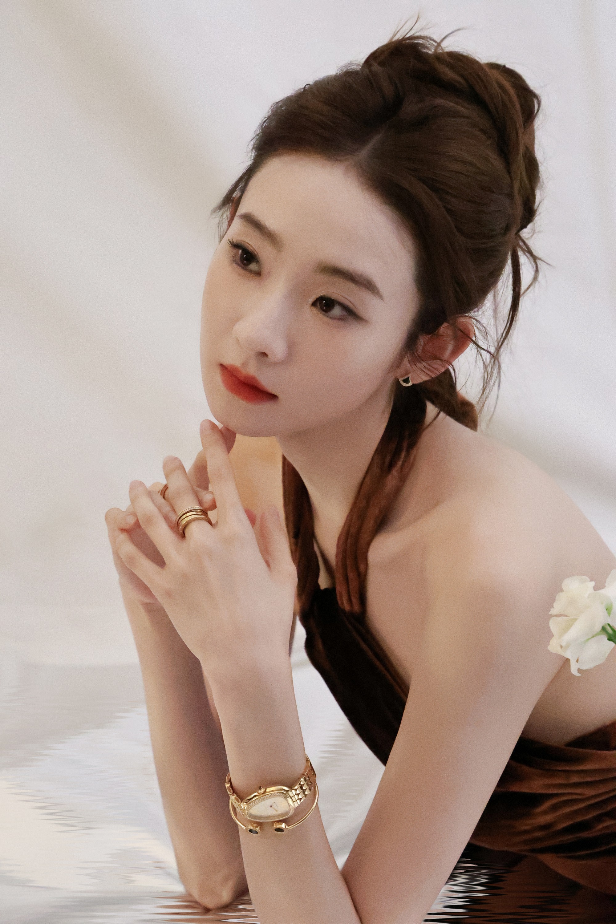 张艺凡身着玫金色挂脖露背长裙亮相💜腾讯视频星光大赏