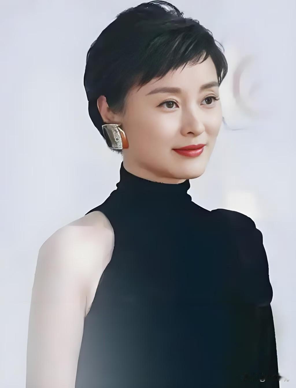 发现了没，吴越有个很明显的特点，倒不是因为她变老了，而是她明明都54岁了，还
