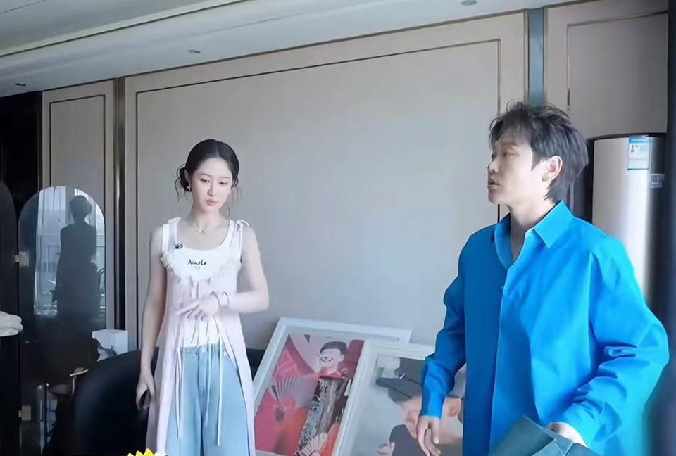 孟鹤堂北京豪宅曝光！客厅40平，有专门的展柜，有属于自己的房间设计。看到孟鹤堂在