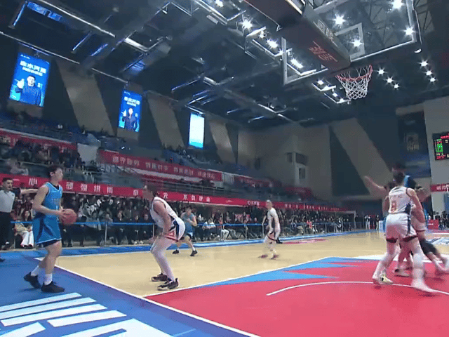 谁说张子宇慢？还剩2.2秒压哨投进，队友比自己绝杀还高兴。季后赛第二