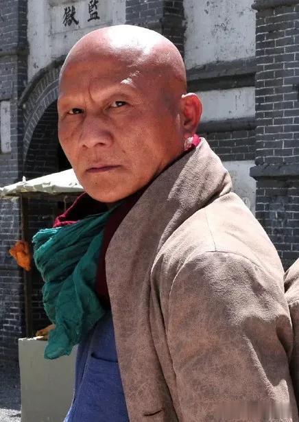 演员计春华，有一次到景区旅游，谁料他买完票进景区不久，售票大爷就拨打了电话报警，